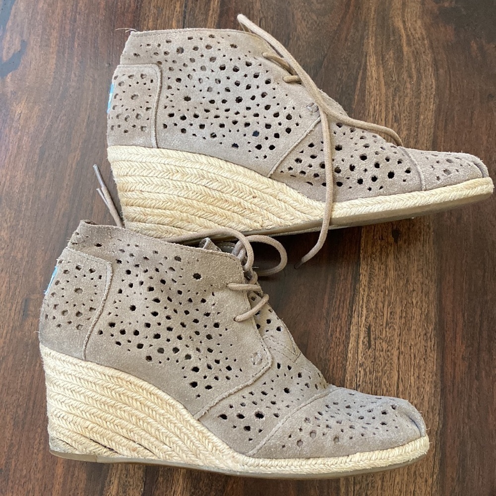 Sz 8 Tom’s Tan Suede Lace Tie Front Wedge Booties Soft! EUC!